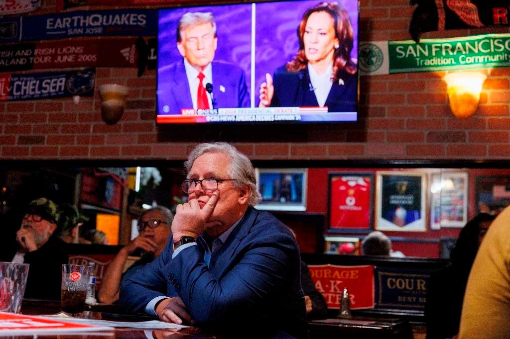 El debate presidencial levantó la audiencia para temas de política en Estados Unidos. En la imagen, el dirigente del Partido Republicano en San Francisco, John Dennis, durante la transmisión. Foto Ap