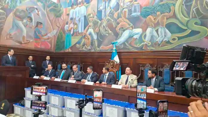 La junta directiva del Congreso recibe la nómia de candidatos a magistrados de la CSJ. Foto La Hora: José Orozco.