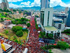 Esta fotografía difundida por la Presidencia de Honduras muestra a partidarios de la presidenta de Honduras, Xiomara Castro, participando en una manifestación en apoyo al gobierno en Tegucigalpa el 14 de septiembre de 2024. Foto Afp