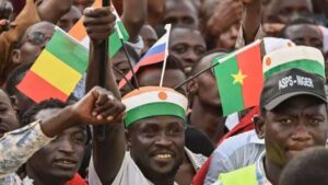 Partidarios nigerianos del Consejo Nacional para la Defensa de la Patria protestan a las afueras de la base aérea, en Niamey. AFP - -