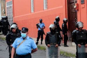 Unos 450 políticos, empresarios, periodistas, intelectuales, activistas de derechos humanos y religiosos fueron expulsados de Nicaragua. Foto Afp