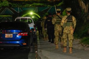 2 mil 500 oficiales del Ejército y de la policía fueron movilizados a la colonia 10 de octubre, en El Salvador. Foto: Ministerio de la Defensa de El Salvador.