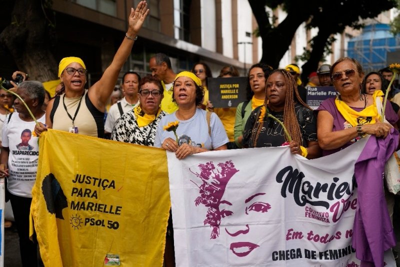 Personas exigen justicia previo al juicio de los asesinos confesos de la concejal, Marielle Franco, en un tribunal de Río de Janeiro, Brasil, el 30 de octubre de 2024. Foto Ap