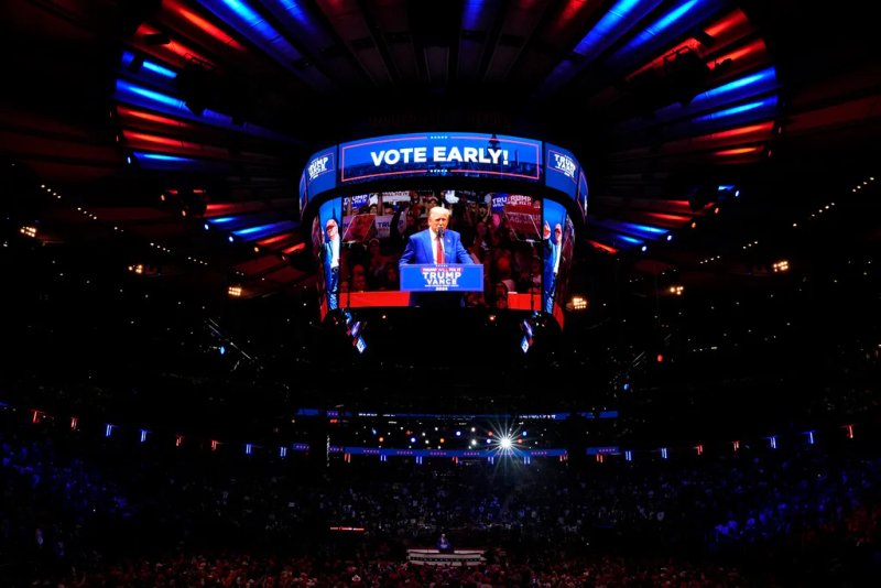 Donald Trump habla en un acto de campaña en el Madison Square Garden. Foto La Hora: (Foto AP/Evan Vucci)