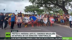 Cientos de indígenas se movilizan en la capital de Brasil para solicitar que se archiven las propuestas que amenazan sus derechos a la tierra.