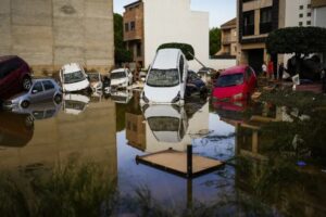 En mitad de la devastación y la muerte, la ola de solidaridad del pueblo valenciano se ha convertido en el principal apoyo de las personas más vulnerables