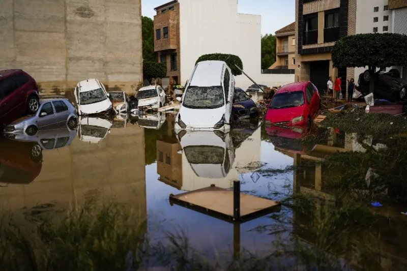 En mitad de la devastación y la muerte, la ola de solidaridad del pueblo valenciano se ha convertido en el principal apoyo de las personas más vulnerables