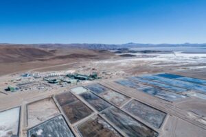 El proyecto Fénix de Arcadium Mining en el Salar del Hombre Muerto, en el norte de Argentina, es actualmente la mayor mina de litio del país. Se estima que más de 25 años de extracción de litio han contribuido a secar el cercano río Trapiche (Imagen: María Paula Gaido / Ruido)