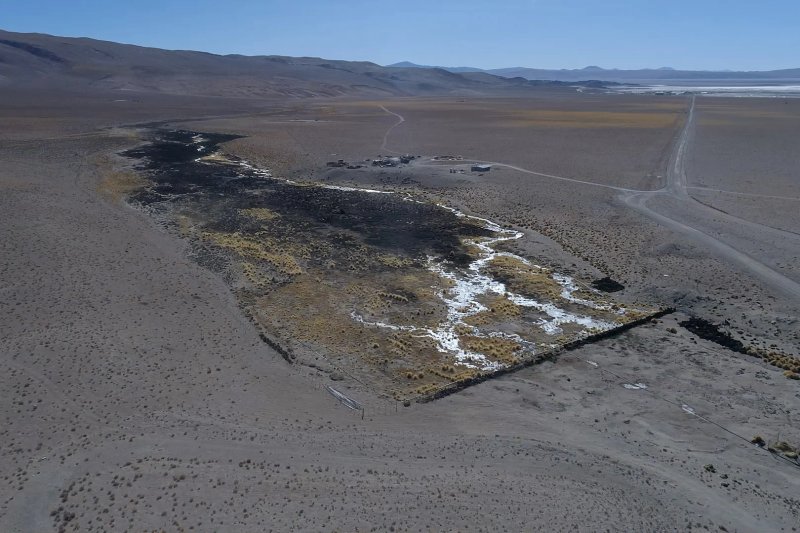 Una especie de represa construida por Arcadium marca el punto en el que el río Trapiche se seca. El resto del agua entrante se transporta a través de un ducto hacia la planta de litio (Imagen: María Paula Gaido / Ruido)