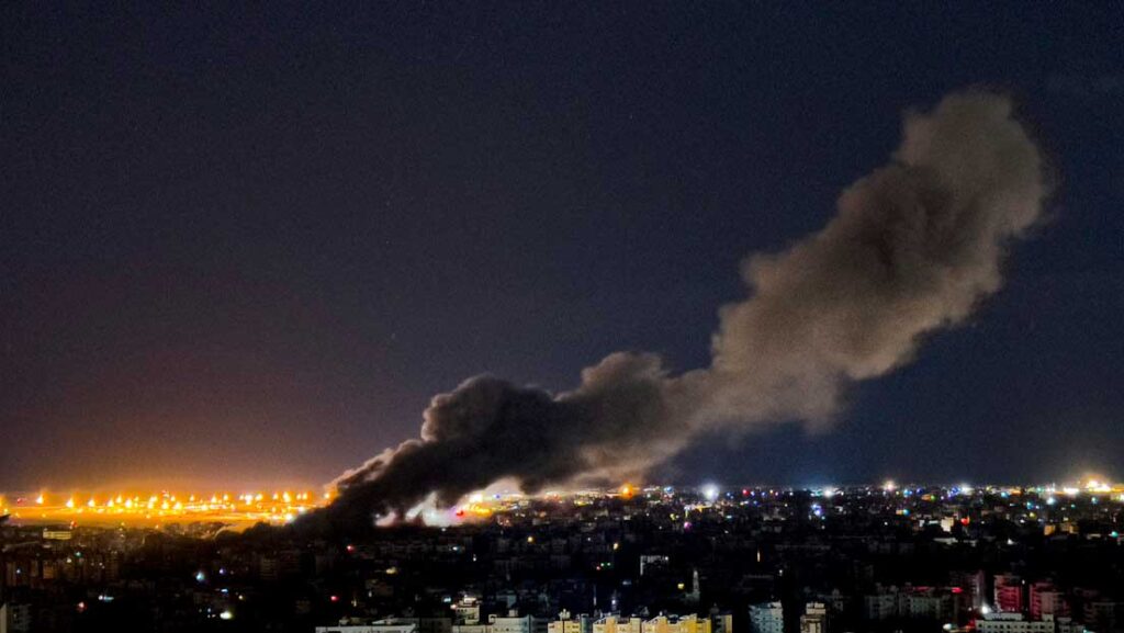 Humo de un ataque aéreo israelí contra el sur de Beirut, Líbano, 1 de octubre de 2024. Hussein Malla / AP