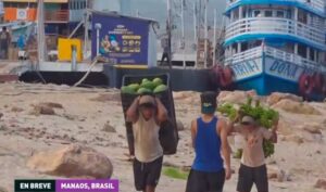 En la ciudad brasileña de Manaos, el nivel del agua del río Negro, uno de los principales de la cuenca del Amazonas, alcanza su nivel más bajo desde hace 122 años.