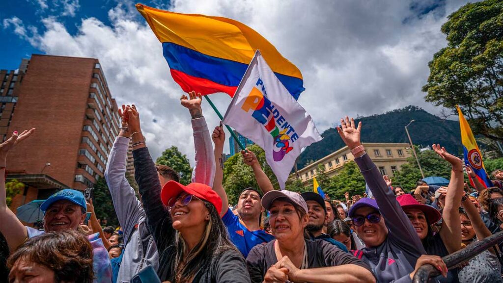 Simpatizantes del presidente de Colombia, Gustavo Petro, levantan banderas en Bogotá, el 7 de agosto de 2022 Diego Cuevas / Gettyimages.ru