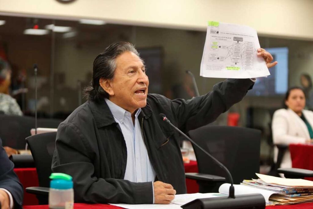 El expresidente de Perú, Alejandro Toledo, muestra una hoja durante una sesión del juicio oral en su contra el 16 de octubre de 2024 en Lima. X / Poder_Judicial_