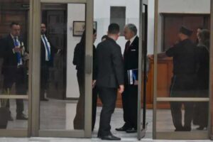 El magistrado reelecto, René Guillermo Girón, cuando llegó al pleno de la Corte Suprema de Justicia este 13 de octubre. Foto La Hora. Daniel Ramírez.