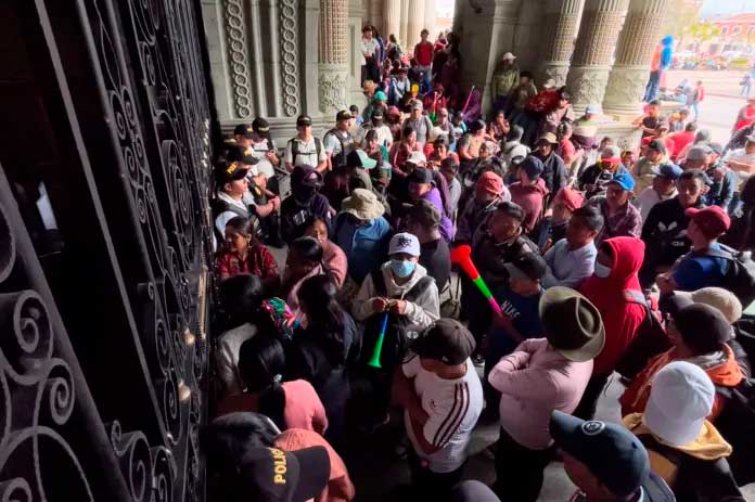 Bloqueo frente a Palacio Nacional de la Cultura por pobladores de Nahualá. Foto: José Orozco.