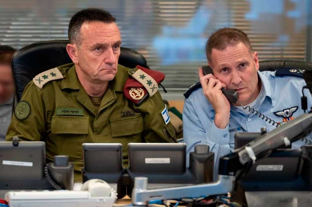 El jefe del ejército israelí, Herzi Halevi (izquierda), sentado en la sede de las Fuerzas de Defensa de Israel, en Tel Aviv, Israel. Foto Xinhua