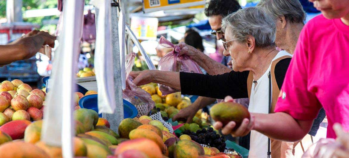 A medida que aumenta la población mundial, la cuestión de cómo producimos, comercializamos y consumimos alimentos de manera sostenible se ha vuelto cada vez más urgente. Foto: © FAO/Miguel Schincariol