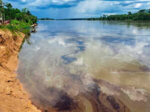 Tres comunidades indígenas que usan las aguas del río Pastaza en Iquitos, Loreto quedaron sin agua debido al derrame de petróleo de PetroPerú.