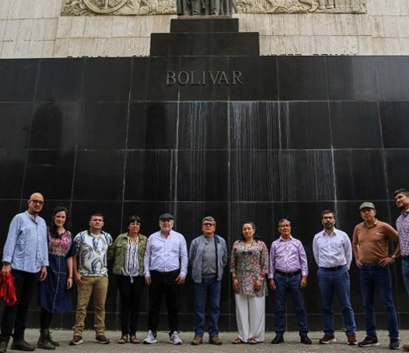 Los delegados de esa guerrilla de orientación marxista-leninista anunciaron el sábado su llegada a Caracas para retomar las conversaciones con el gobierno del presidente Gustavo Petro, que permanecían congeladas desde septiembre. Foto @DelegacionEln