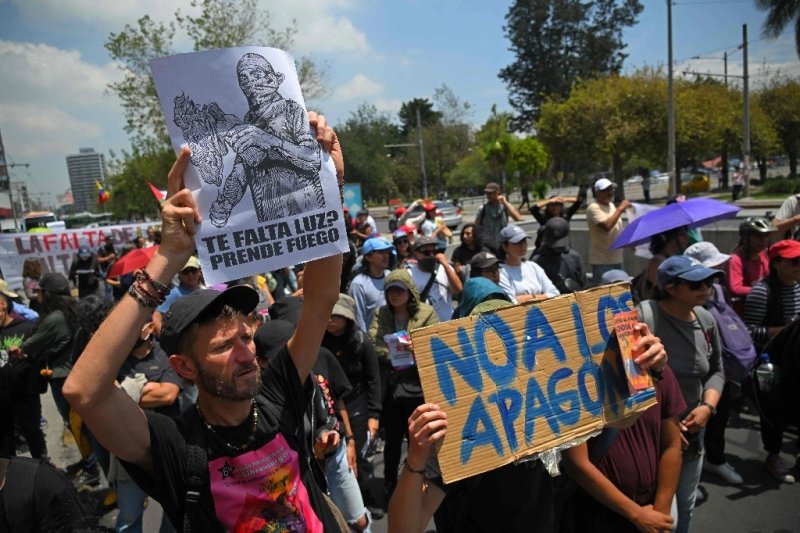 Quito. Cientos de ecuatorianos protestaron este jueves en Quito contra el gobierno de Daniel Noboa, por las crisis eléctrica y de seguridad que sufre el país, donde apagones de hasta 14 horas han dejado pérdidas millonarias en las últimas seis semanas.