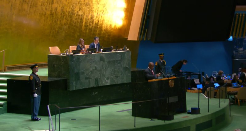 Fuentes: Rebelión [Imagen: Momento en el que Matamela Cyril Ramaphosa, presidente de Sudáfrica, accede a la tribuna de oradores de la Asamblea General de la ONU el 24 de septiembre de 2024 durante el 79º período de sesiones. Créditos: captura de pantalla del vídeo de la ONU TV]