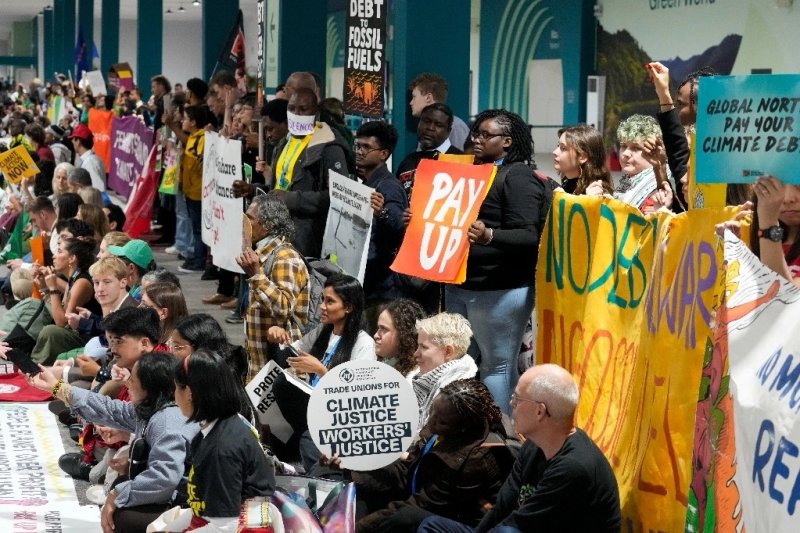 Activistas participan en una manifestación en la Cumbre Climática de la ONU COP29, en Bakú, Azerbaiyán, el 16 de noviembre de 2024. Foto Ap