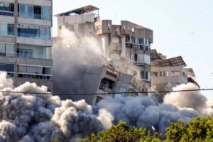 Un ataque aéreo israelí golpeó en el barrio de Ghobeiry, en el sur de Beirut, de donde Tel Aviv pretende desaparecer a los rebeldes de Hezbollah. Foto Afp