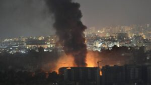 Fuego y humo tras varios ataques aéreos de Israel contra Dahiyeh, el Líbano, el 1 de noviembre de 2024 Hussein Malla / AP