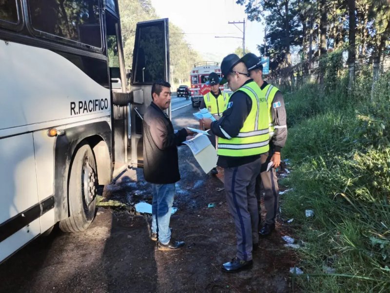 Oficiales de Provial revisan los documentos de autorización de un transportistas en la ruta al Pacífico. Foto: Provial.