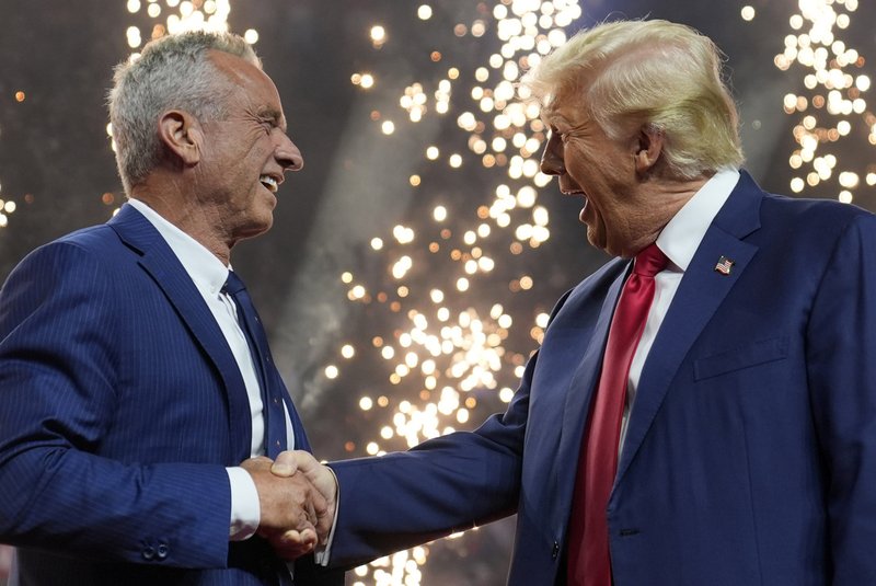 Robert F. Kennedy Jr. y Donald Trump durante un acto de campaña en Arizona, el 23 de agosto de 2024. Evan Vucci / AP