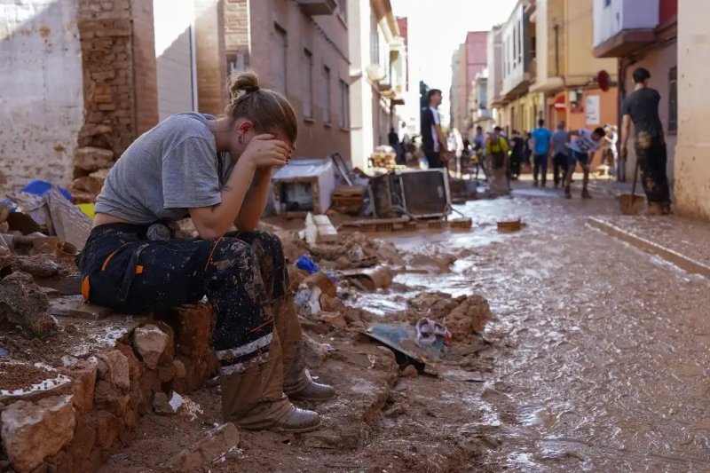 La cifra de muertos por el paso de la DANA en España se elevó a 207, la mayoría en la Comunidad Valenciana, pero lo más alarmante es el reporte de personas que aún están sepultadas bajo miles de toneladas de lodo. La indignación popular contra el gobierno aumenta, pues la ayuda sigue sin llegar tras el peor desastre natural en la historia reciente del país. Foto Ap