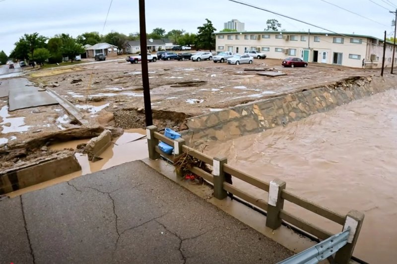 Escombros y daños causados ​​por graves inundaciones en Roswell, Nuevo México, el 20 de octubre de 2024. Foto Ap