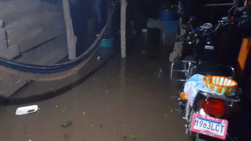 Una vivienda inundada este sábado 2 de noviembre en Retalhuleu. Foto: Conred