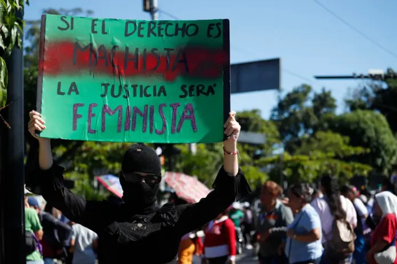 Una mujer sostiene un cartel durante la marcha del Día Internacional para la Eliminación de la Violencia contra las Mujeres, este lunes en San Salvador (El Salvador). EFE/Sara Acosta