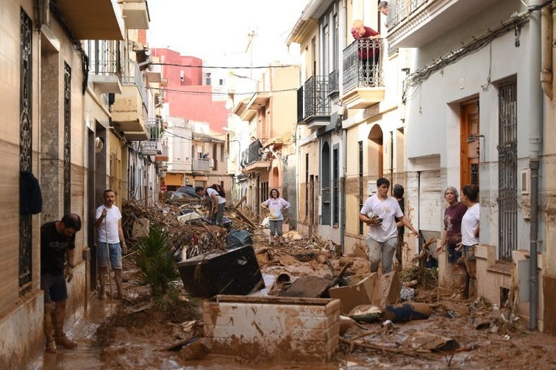 Residentes limpian una calle cubierta de barro y escombros en el municipio de Paiporta (Valencia, España), el 31 de octubre de 2024. David Ramos / Gettyimages.ru