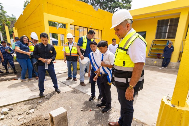 Autoridades ponen la primera piedra de la escuela en aldea El Conacaste, en Izatapa, Escuintla, que costará Q7.5 millones y que estará a cargo de Constructora Carmor. Foto: Municipalidad de Iztapa, Escuintla.