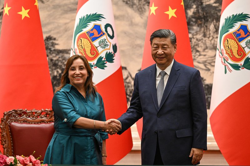 El presidente de China, Xi Jinping, y su par de Perú, Dina Boluarte, durante una ceremonia en Pekín el 28 de junio de 2024. Jade Gao / Gettyimages.ru