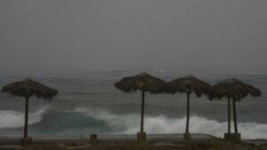 Las olas rompen en la playa durante el paso del huracán Rafael en La Habana, Cuba, el miércoles 6 de noviembre de 2024.