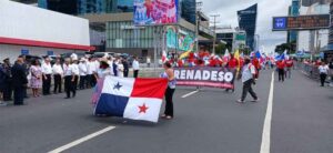 Ciudad de Panamá, 3 nov (Prensa Latina) Los panameños iniciaron hoy las celebraciones por el aniversario 121 de la separación de Colombia y 203 de la independencia de España con manifestaciones diversas de amor patrio y también de reclamos sociales.