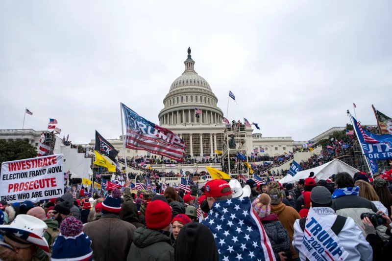 Simpatizantes de Donald Trump se manifiestan en el Capitolio de Estados Unidos en Washington, el 6 de enero de 2021. Si pierde la elección el escenario podría repetirse. (AP Foto/Jose Luis Magana, Archivo)