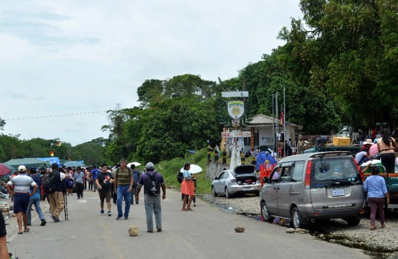 Partidarios del ex presidente, Evo Morales, durante uno de los bloqueos en el pueblo de Lauca Ñ, departamento de Cochabamba, Bolivia. Foto Afp