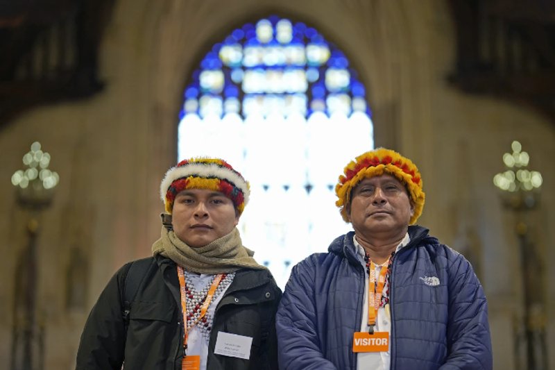 Tsanim Evaristo Wajai Asamat (izquierda) y Teófilo Kukush Pati (derecha) en 1 de 3 | Los líderes iTsanim Evaristo Wajai Asamat, a la izquierda, y Pamuk Teofilo Kukush Pati, posan en el Westminster Hall en Londres, el jueves 21 de noviembre de 2024. Foto AP/Kin Cheung.