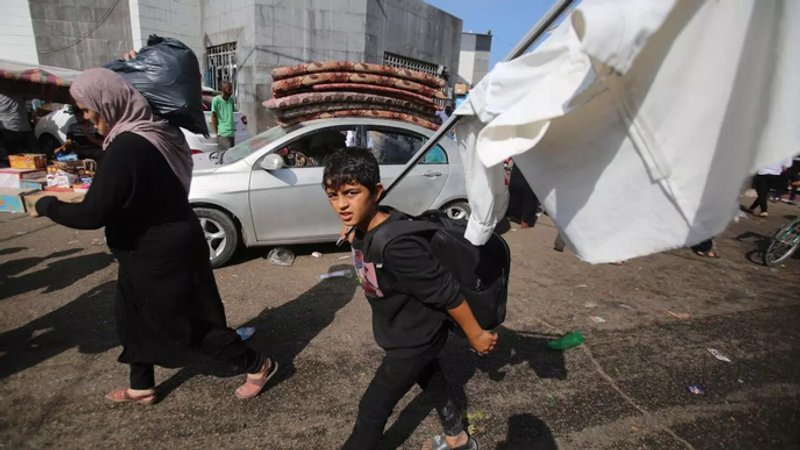 Fuentes: El Diario [Foto: Un niño palestino carga con una bandera blanca improvisada mientras llega con su madre cerca del Hospital Al Shifa, en la Ciudad de Gaza, el 6 de noviembre de 2023. BASHAR TALEB]