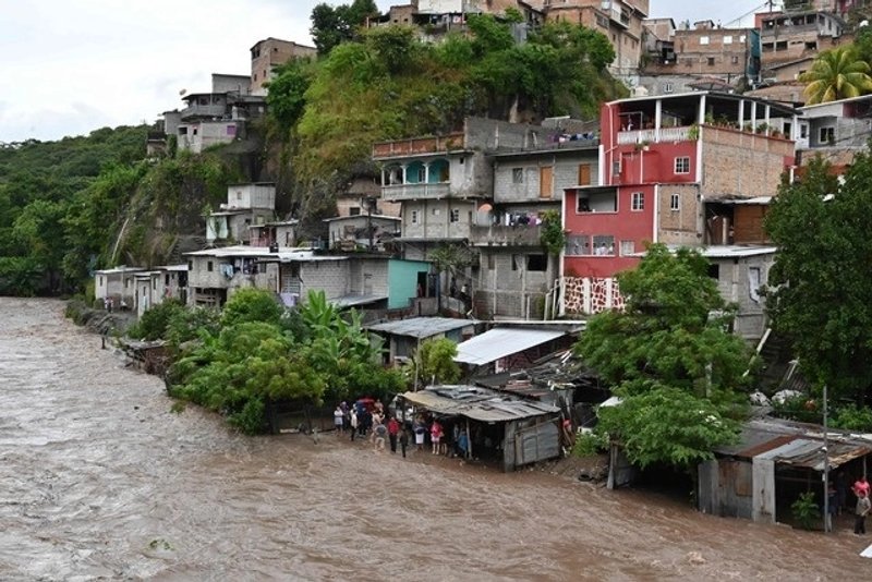 Los servicios de emergencias tuvieron que utilizar botes y lanchas para socorrer a muchas personas, incluso entregar comidas o medicamentos con drones. Foto Afp