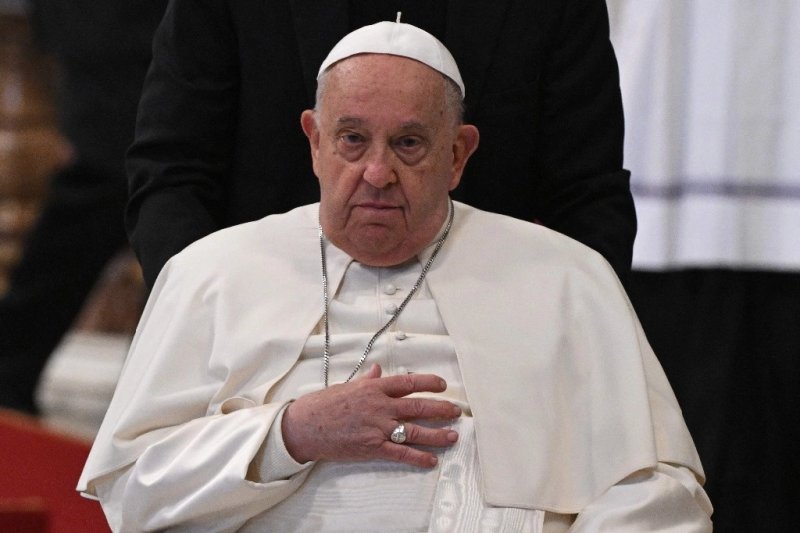 El papa Francisco tras una misa por la Jornada Mundial de los Pobres en la Basílica de San Pedro, en el Vaticano, el 17 de noviembre de 2024. Foto Afp