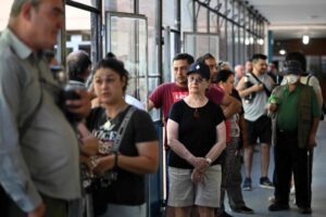 La gente hace cola para votar durante la segunda vuelta de las elecciones presidenciales en Canelones, Uruguay, el 24 de noviembre de 2024. Los uruguayos acuden a las urnas el domingo, entre ellos el ex profesor de historia Yamandu Orsi, del izquierdista Frente Amplio, y el ex veterinario Álvaro Delgado, del Partido Nacional, miembro de la Coalición Republicana de centroderecha del presidente saliente Luis Lacalle Pou. Foto Afp