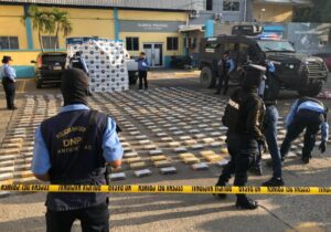 Agentes de la Dirección Policial Antimaras y Pandillas contra el Crimen Organizado (DIPAMCO), muestran un cargamento de droga decomisado este miércoles en Cofradía, departamento de Cortés al norte de Honduras. Foto La Hora: EFE