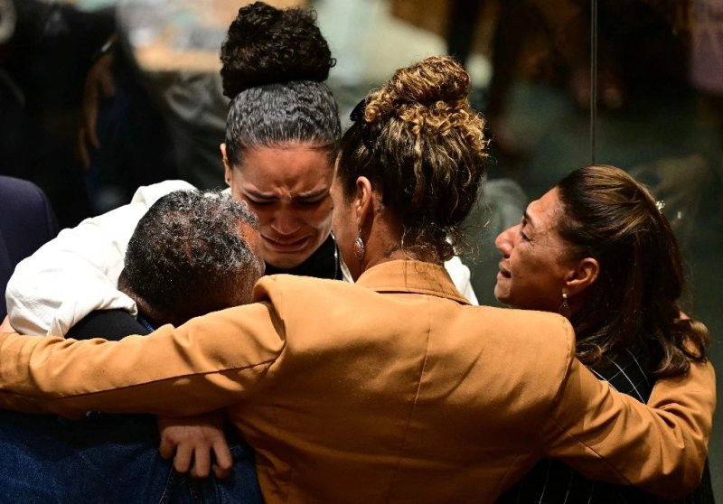 La ministra brasileña de Igualdad Racial, Anielle Franco (2.a por la derecha), hermana de Marielle Franco, Antonio Francisco (i), padre de Marielle, Luyara Santos (2.a por la izquierda), hija de Marielle, y Marinete da Silva, madre de Marielle (d), reaccionan después de escuchar la sentencia durante el último día del juicio público de los asesinos de Marielle y su chofer, Anderson Gomes, en el Tribunal de Justicia de Río de Janeiro, Brasil, el 31 de octubre de 2024. Foto Afp