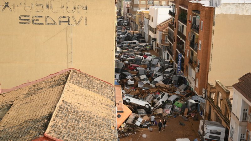 Automóviles amontonados en la calle con otros escombros tras las inundaciones en Sedaví, Valencia, España, 30 de octubre de 2024. David Ramos / Gettyimages.ru