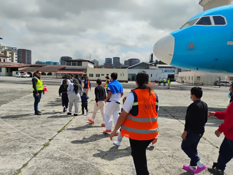 Esta año se rompió de nuevo el récord histórico de deportaciones. Familiares descienden del avión que los trajo desde EE. UU. Foto: IGM.